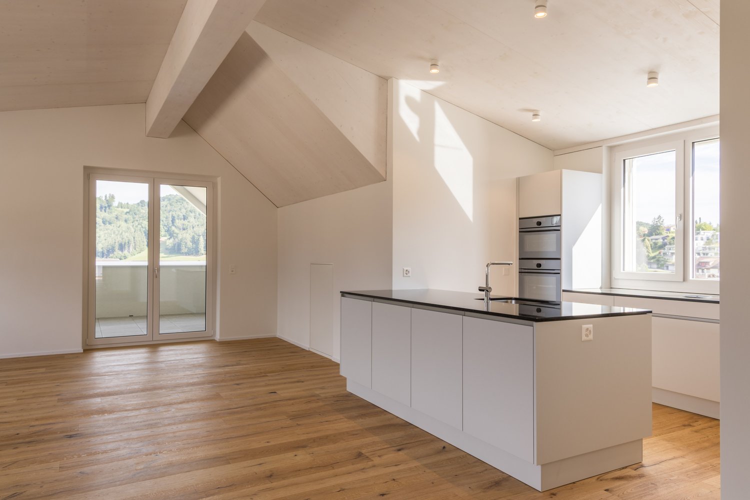 Moderne Dachwohnung: Ihr Rückzugsort in ländlicher Umgebung - Wohn- und Essbereich