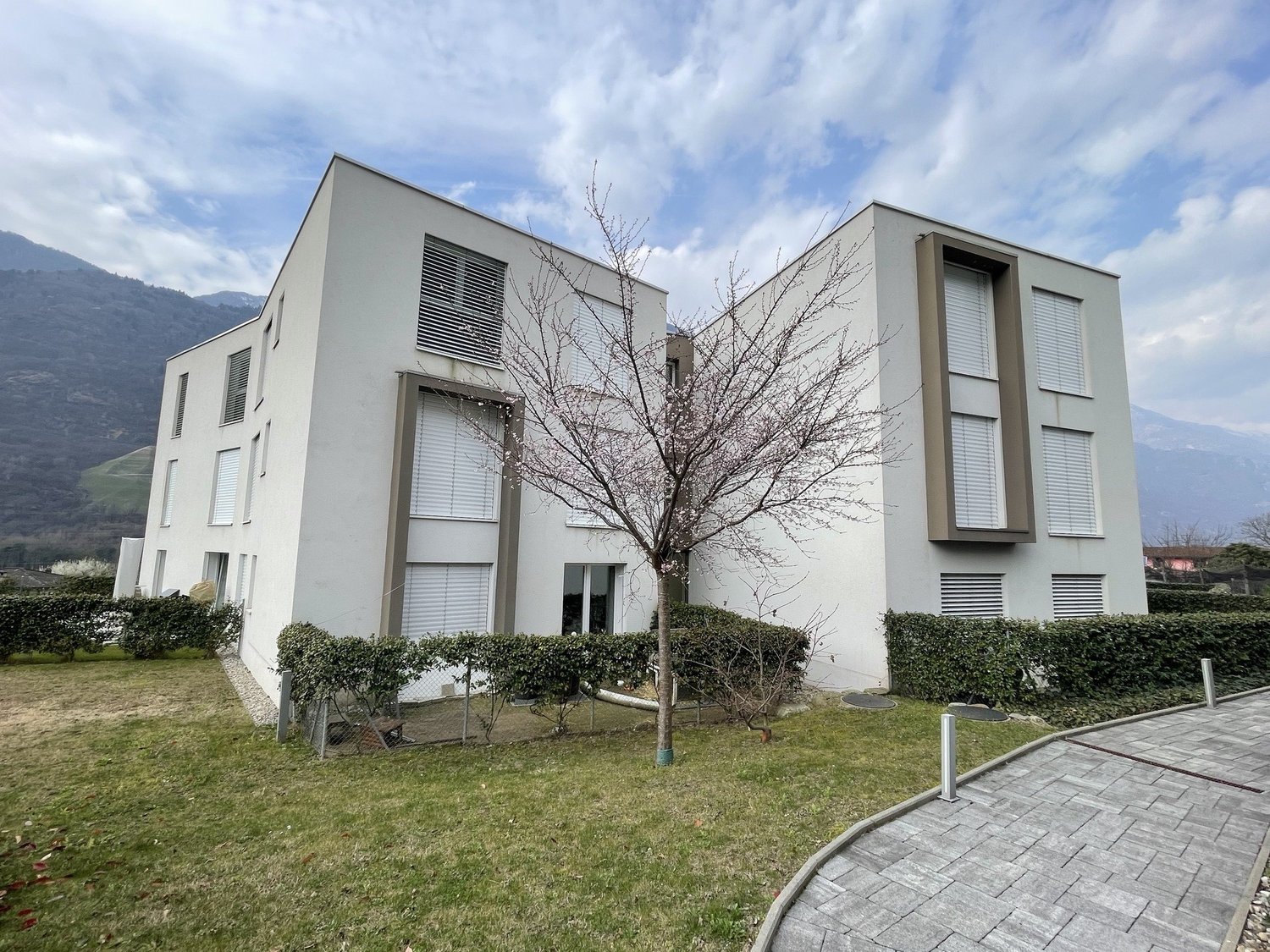 MODERNO ED AMPIO APPARTAMENTO 2.5 CON DUE POSTEGGI INTERNI - Bild 1