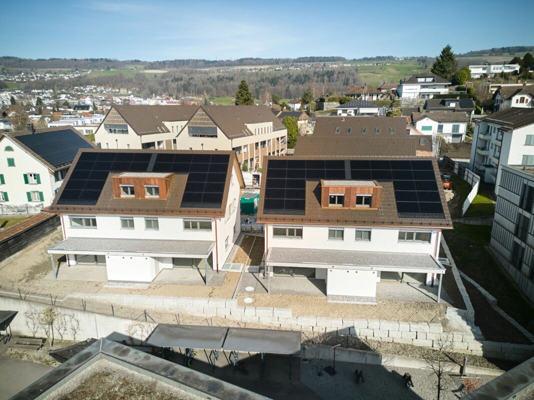 6 1/2-Zimmer-Doppeleinfamilienhaus mit nutzbarer Landfläche - Bild 1