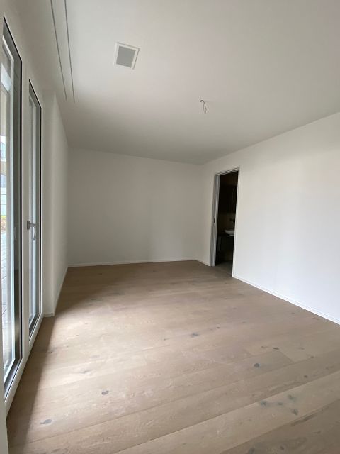 Tag der offenen Tür der grosszügigen 4.5-Zimmer-Erdgeschosswohnung mit Sitzplatz und Garten - Schlafzimmer