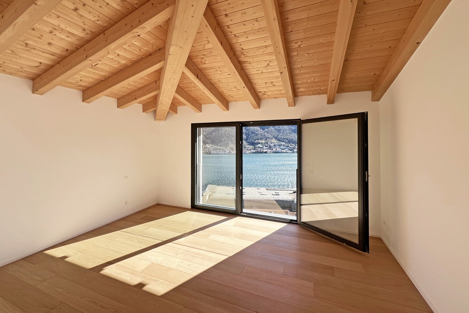 STUPENDA VILLA CON VISTA LAGO MOZZAFIATO A VICO MORCOTE -  Bild 8