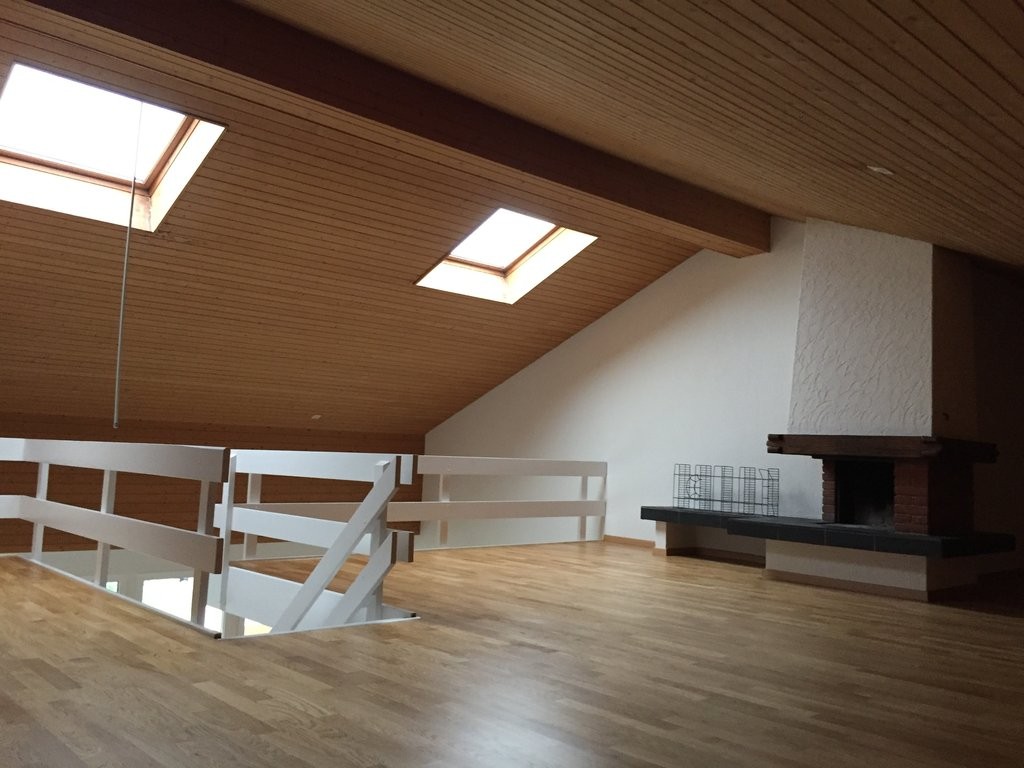 Befristete Galeriewohnung mit Cheminée und 2 Balkonen - IMG_7340.JPG