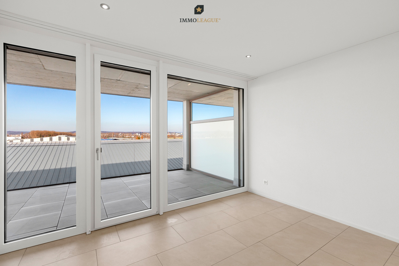 Zentral gelegen. Modern gestaltet. Zum Wohlfühlen. - Geräumiges Schlafzimmer mit Zugang zur Terrasse.
