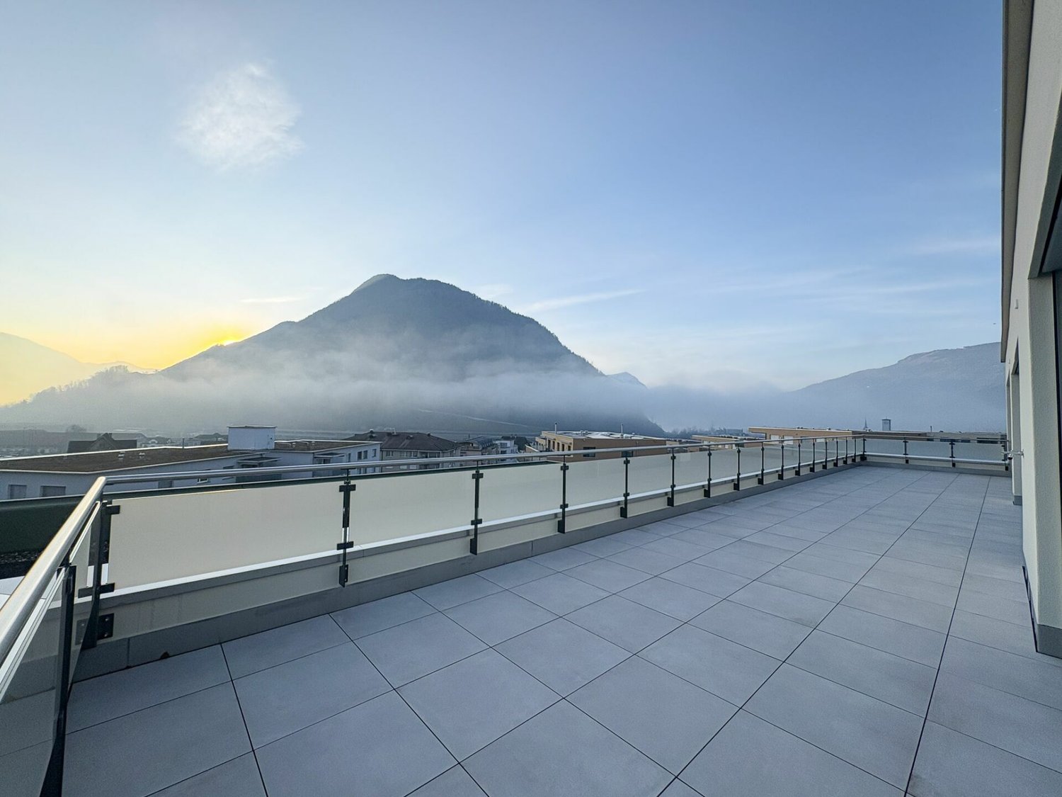 Exklusive 5.5-Zimmer-Attikawohnung mit direktem Liftzugang, See- & Bergsicht - Bild 1