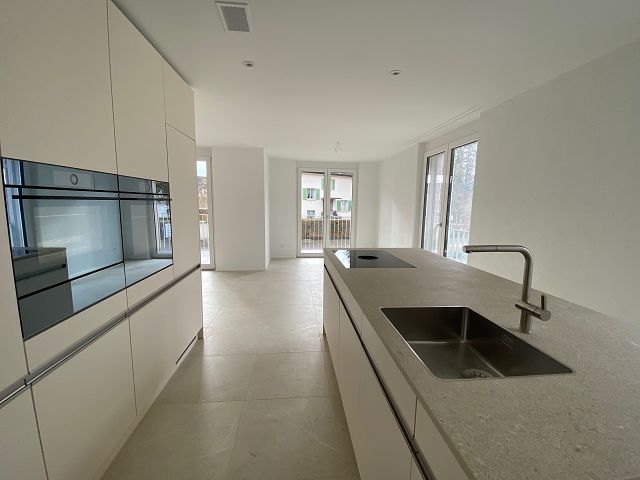 Tag der offenen Tür der modernen 4.5-Zimmerwohnung mit zwei grosszügigen Balkonen - Küche-Essbereich