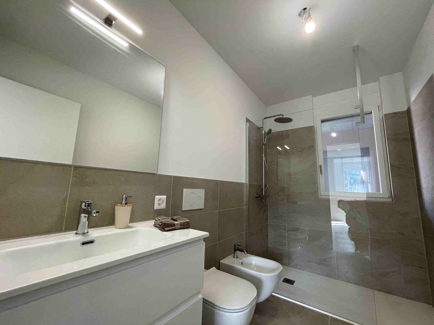 Nuovo appartamento con grande terrazza in zona comoda e strategica -  Bild 11