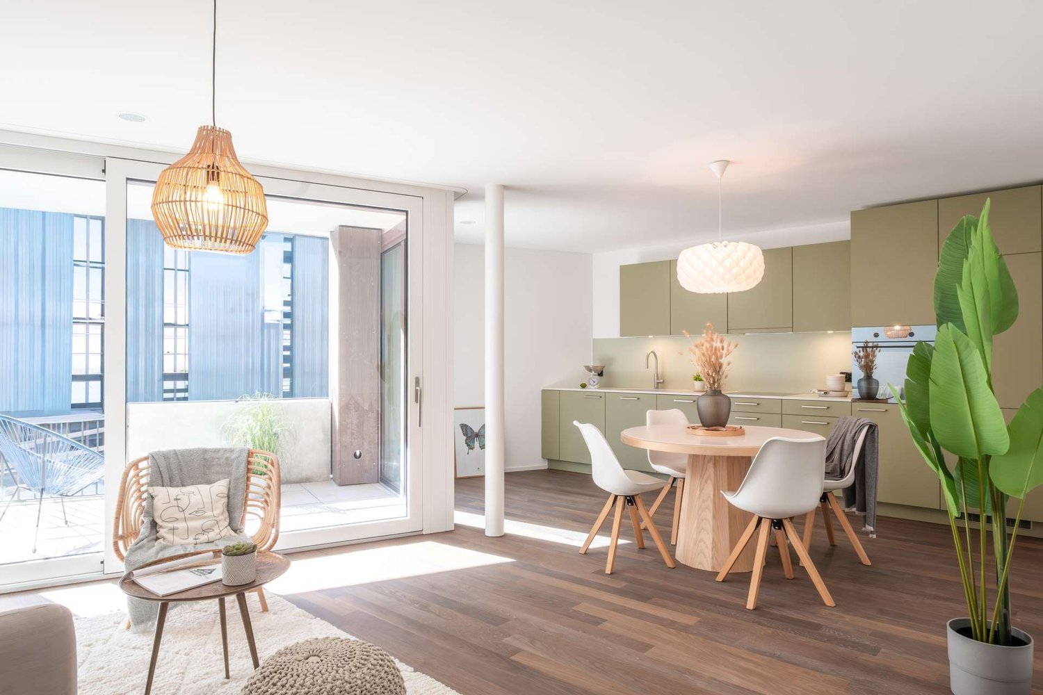 4.5-Zimmer-Neubauwohnung in der Überbauung 7 Lerchen in Kloten - Küche & Wohnzimmer