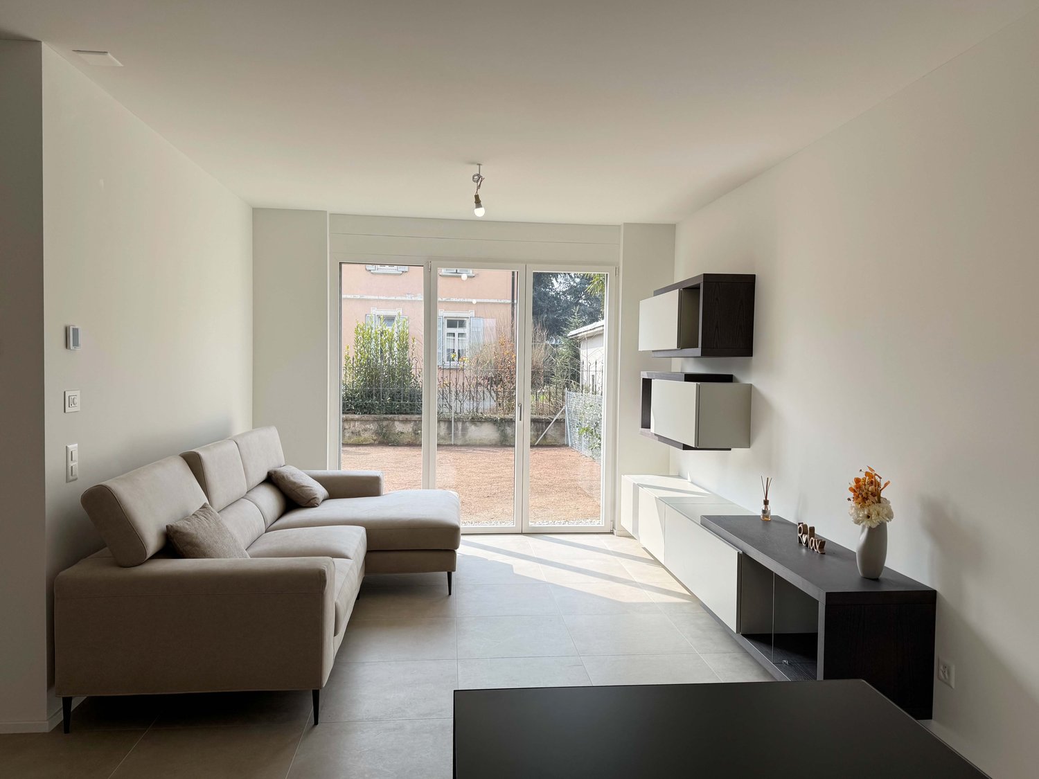 NUOVO 4.5 LOCALI CON GIARDINO PRIVATO IN ELEGANTE RESIDENZA A BALERNA - Bild 1