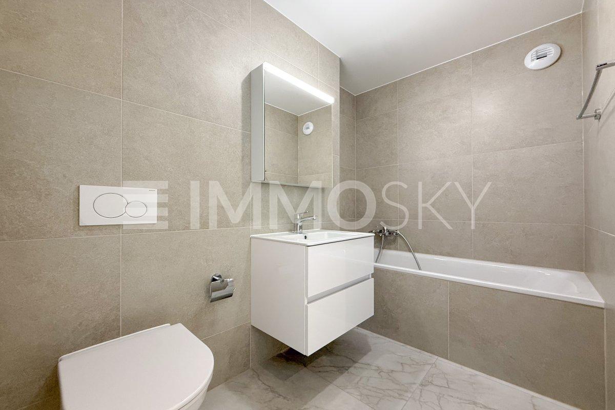 3.5 pièces neuf avec combles d'env. 69 m² et grand balcon (Lot B5-8.1) - Salle de bains moderne avec baignoire