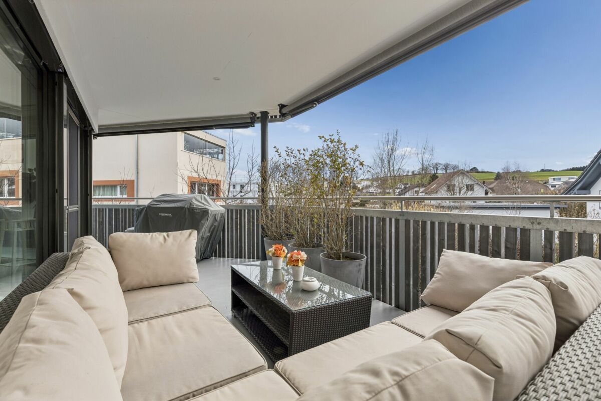 Moderne 5.5-Zimmer-Etagenwohnung mit Stil und Komfort - Balkon