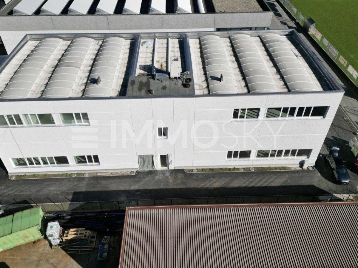 Moderno Capannone Industriale - Lumino - Struttura Versatile con Ampi Spazi Esterni e Accessibilità Totale