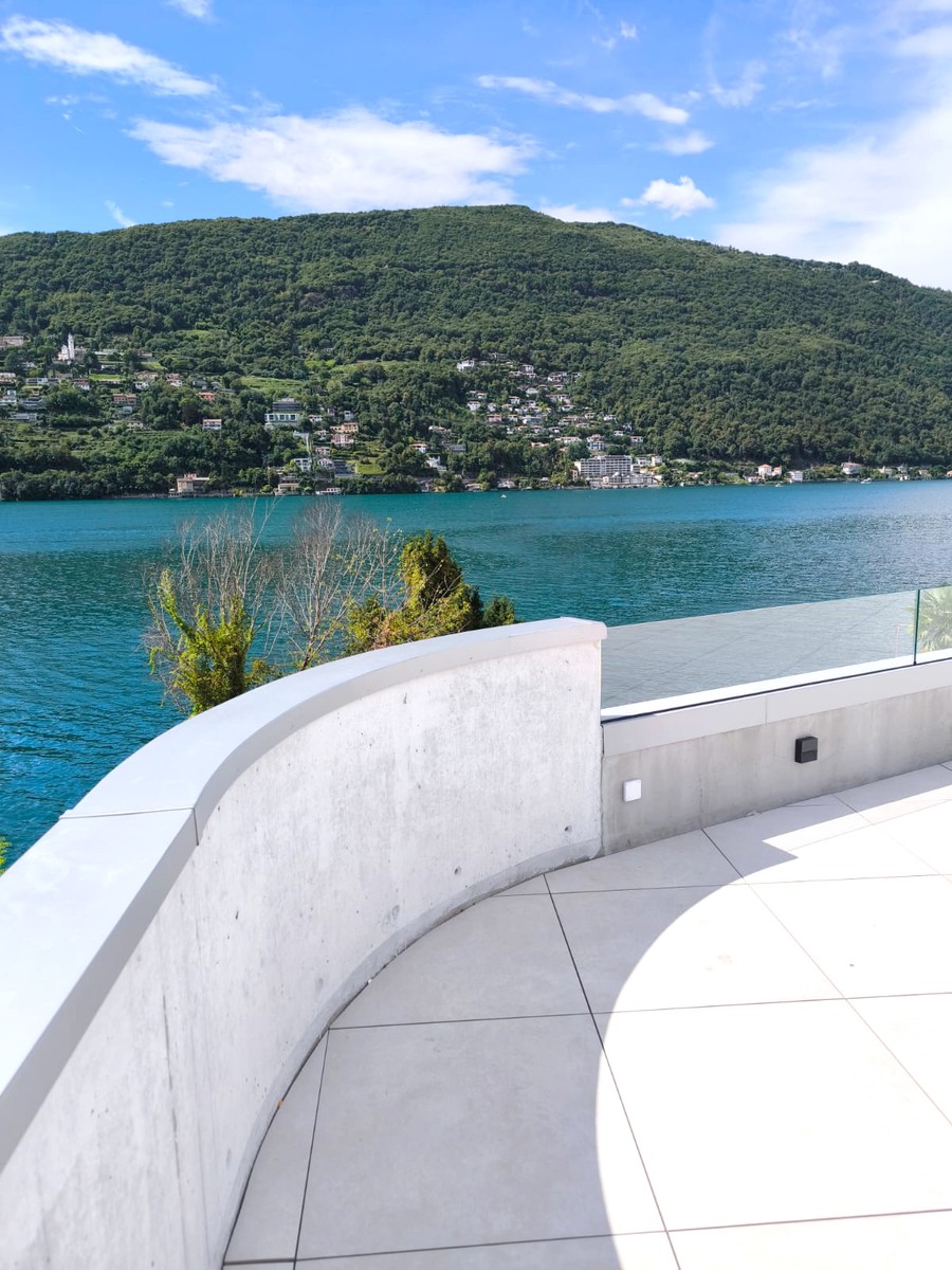 Prestigiosa villa 4,5 vista lago con rooftop e posto barca privato - Bild 12