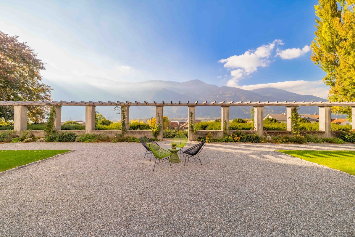 Exklusive Gartenresidenz in Zizers: Wohnen im historischen Schloss - Gartenbereich