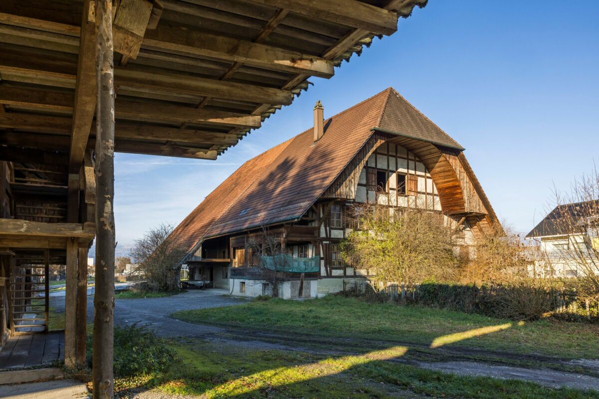 Ehemaliges Bauernhaus mit Baulandreserve und Architekturverpflichtung - Ehemaliges Bauernhaus Gotthelfstrasse 25, 3437 Utzenstorf