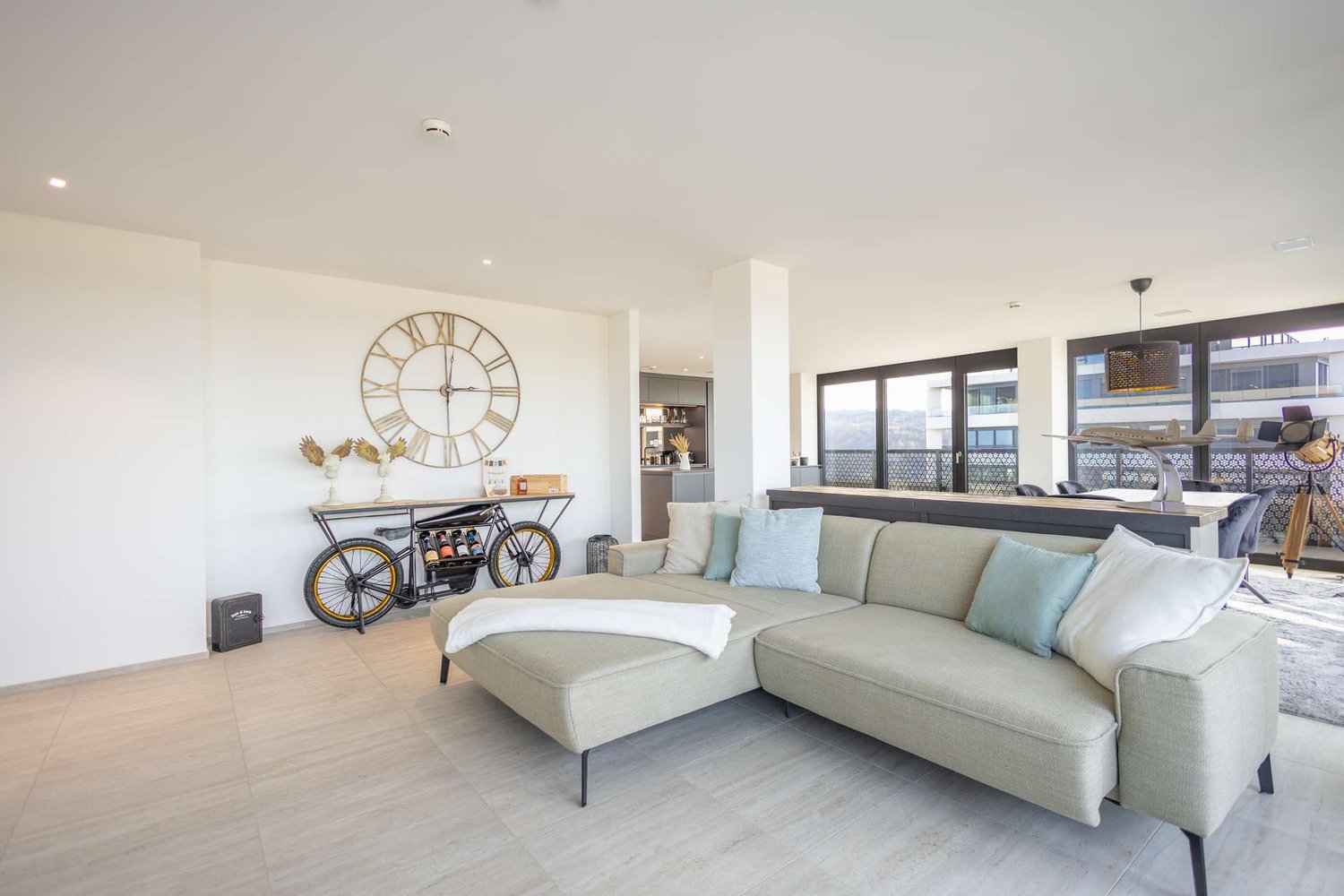 RESERVIERT: Wohnen auf 104 Meter in der vierthöchsten Wohnung der Schweiz, 5.5 Zimmerwohnung Dübendorf - Wohnbreich mit Blick zu Essbreich und Küche