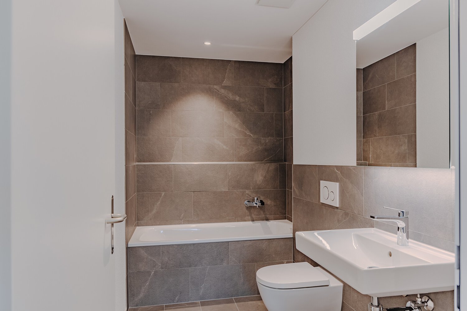 Dachwohnung im Herzen von Bütschwil  ideal für Paare & Familien - Badezimmer 2