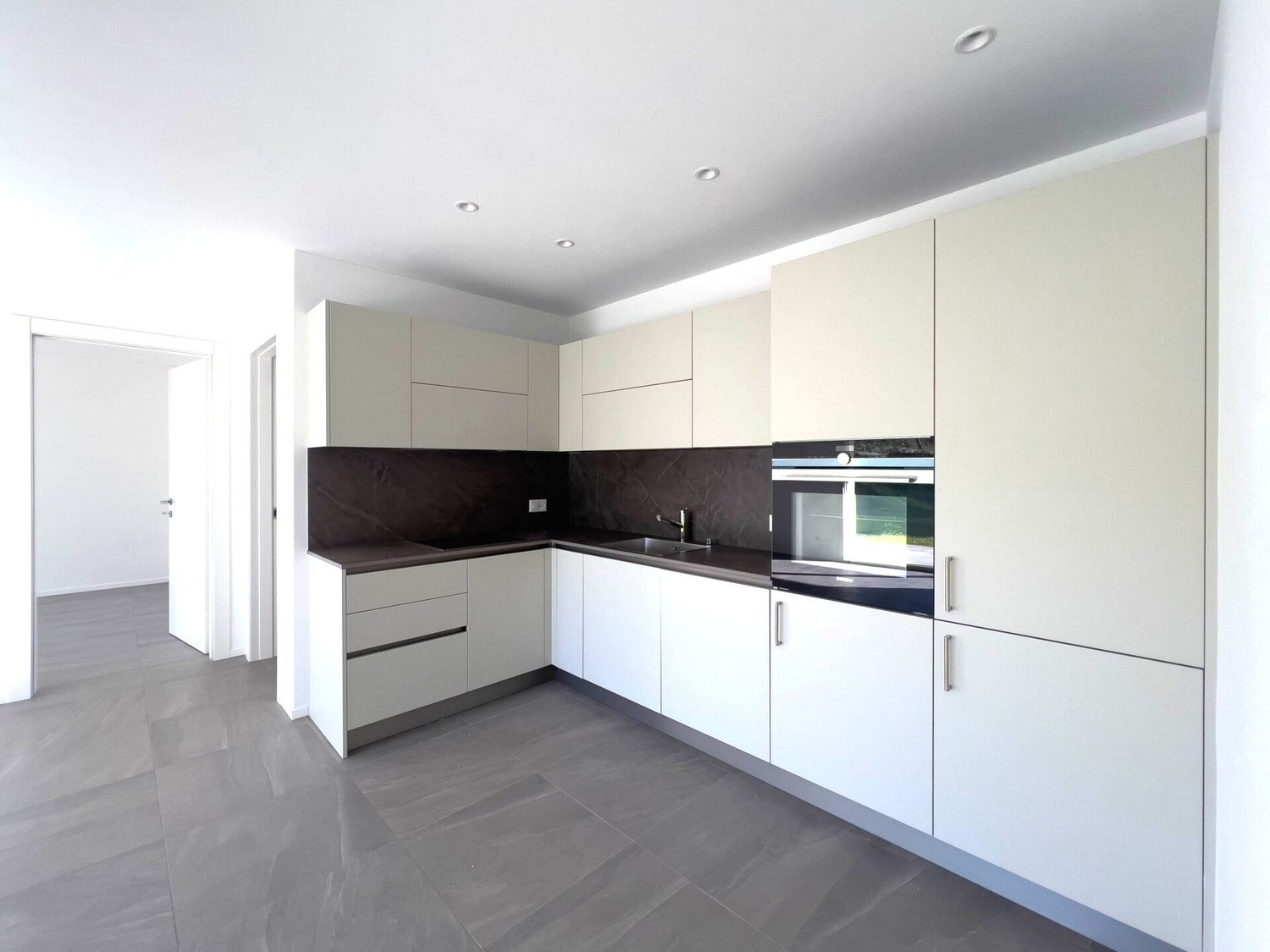 Appartamento 3.5 locali a Caslano, Canton TI - Moderno, raffinato e centrale - Image 3