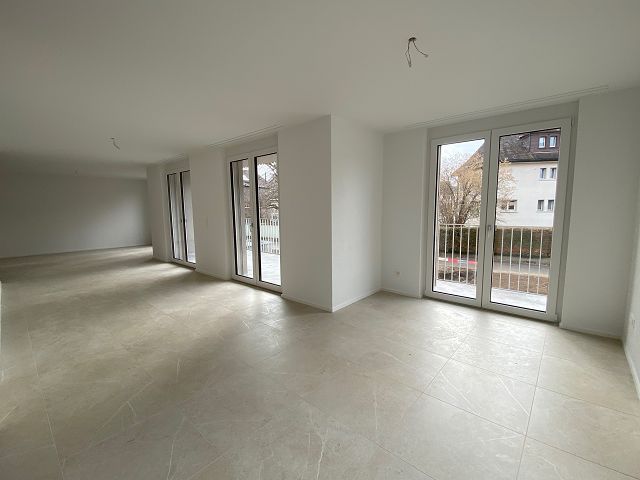 Tag der offenen Tür der modernen 4.5-Zimmerwohnung mit zwei grosszügigen Balkonen - Ess-/Wohnbereich