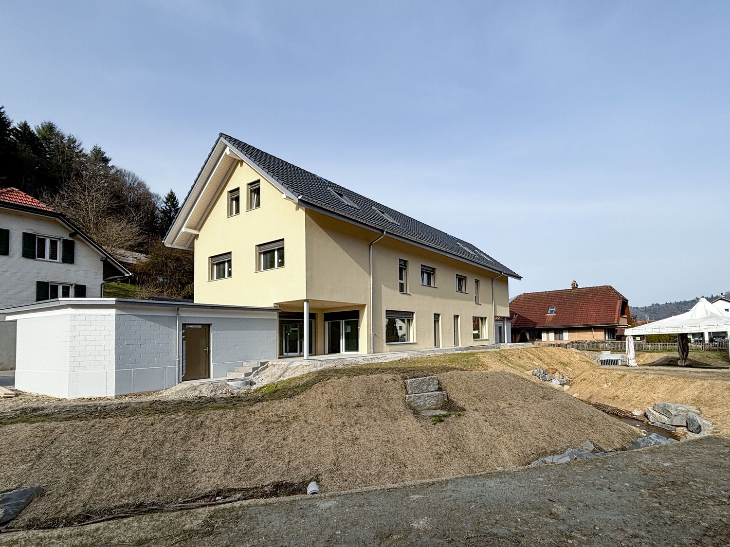 XXL 5.5-Zimmer-Doppeleinfamilienhaus Neubau in ruhiger Lage von Brittnau - Bild 2