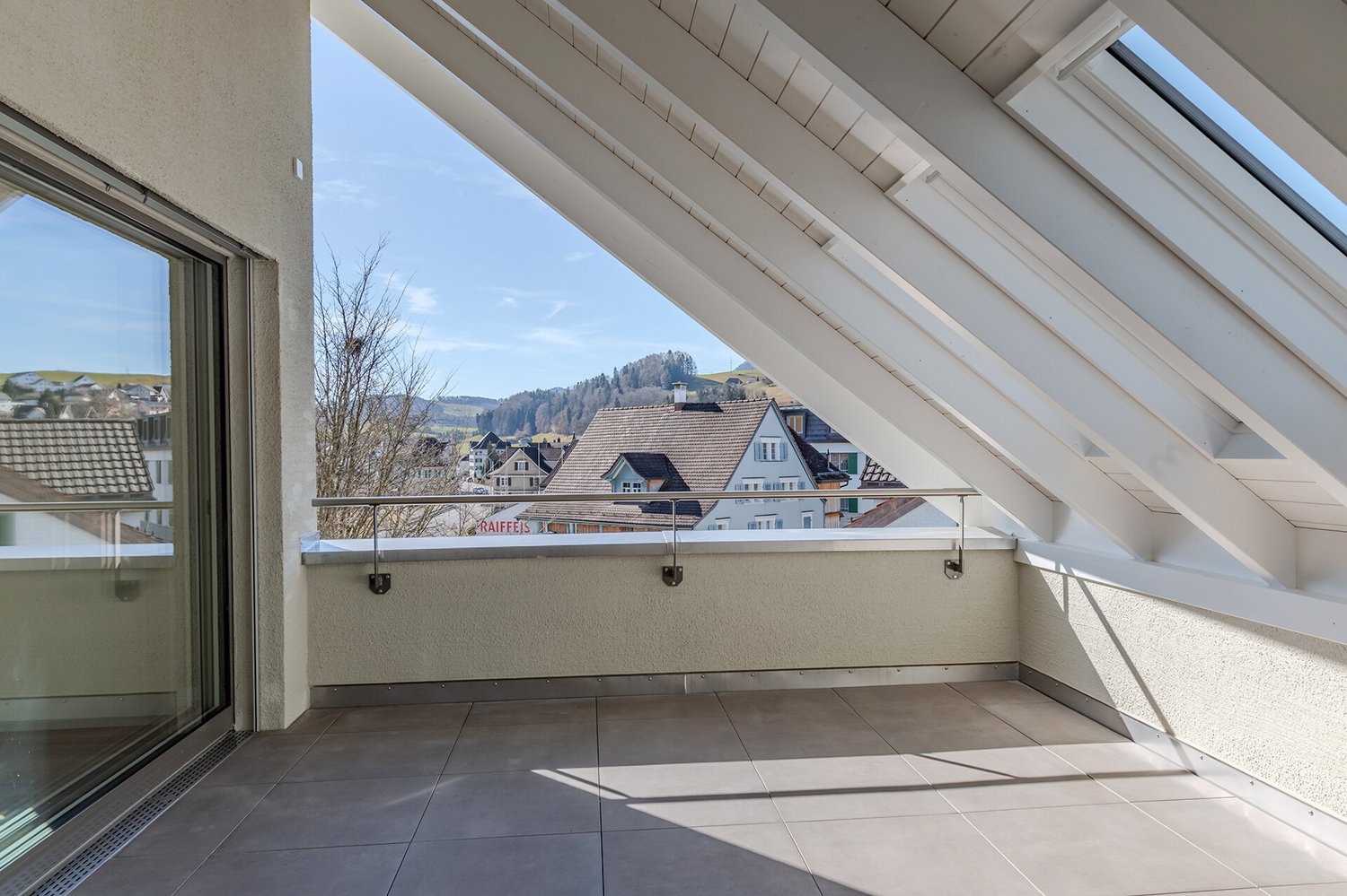 Dachwohnung im Herzen von Bütschwil  ideal für Paare & Familien - Loggia