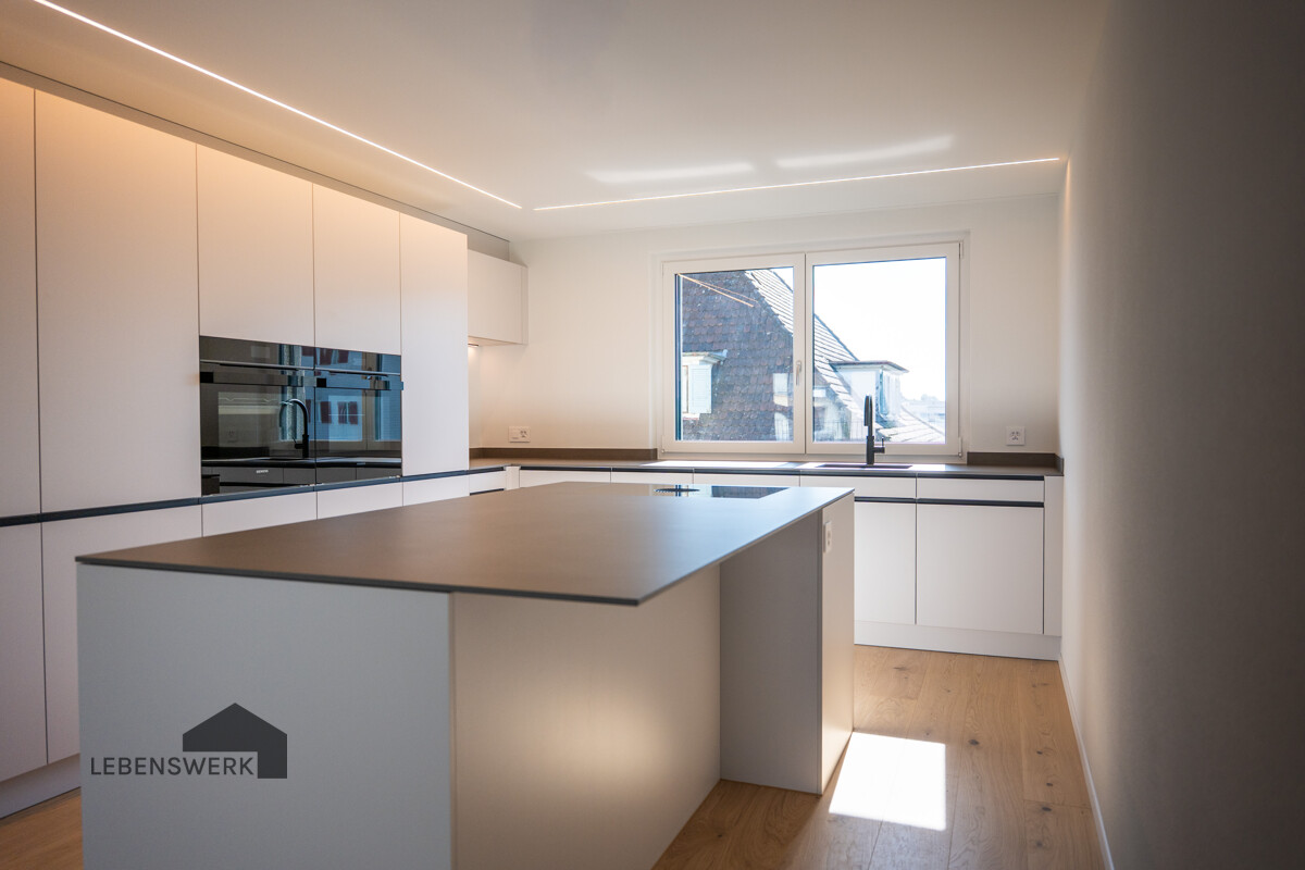 149 m² + 35 m² Balkon - grosszügig wohnen, zentral leben in Kreuzlinge - Die hochwertige Kocherhans-Küche überzeugt mit klaren Linien, edlen Materialien und einem durchdachten Grundriss