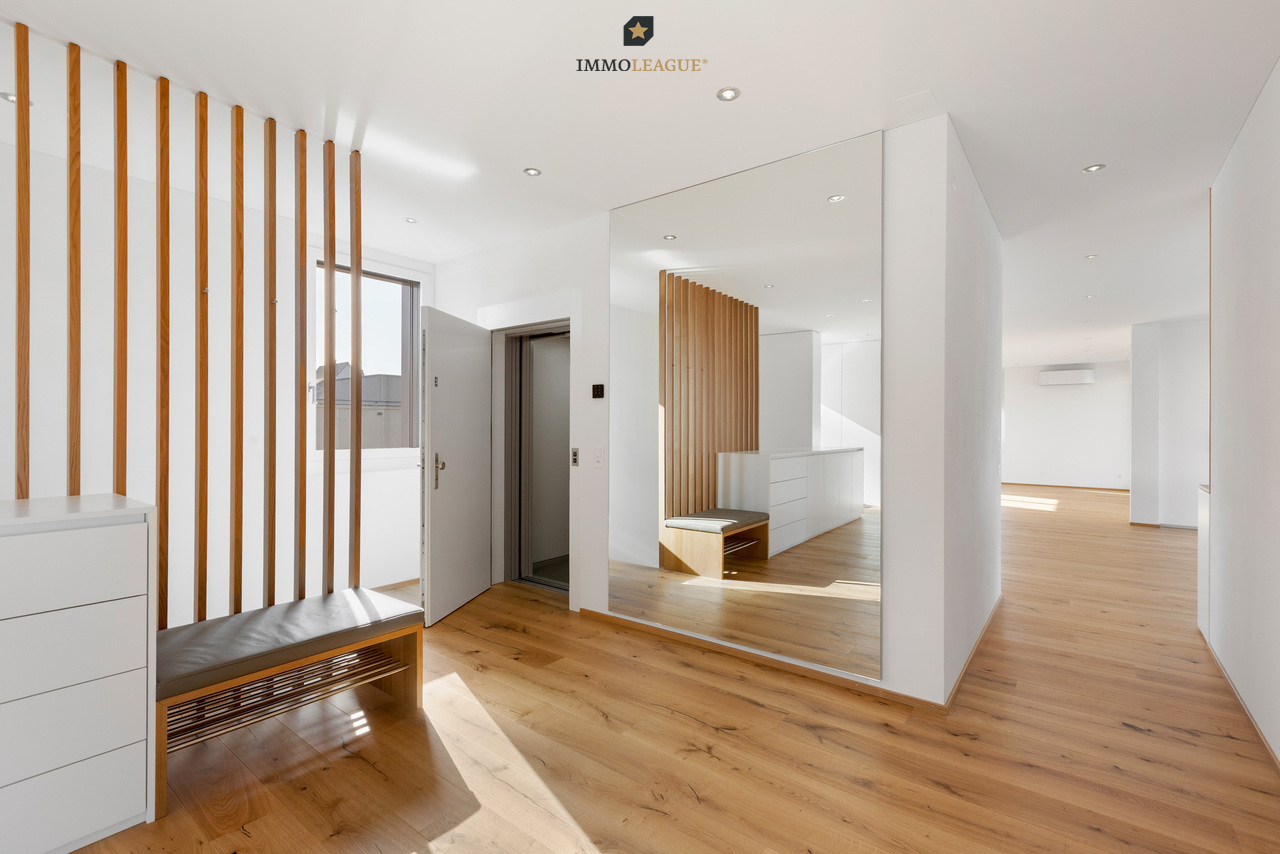 Attikawohnung der Superlative mit Seesicht in grenznaher Lage. - Der Lift führt direkt in die helle Attika-wohnung, die mit klaren Linien und Gespür für Raum und Design begeistert.
