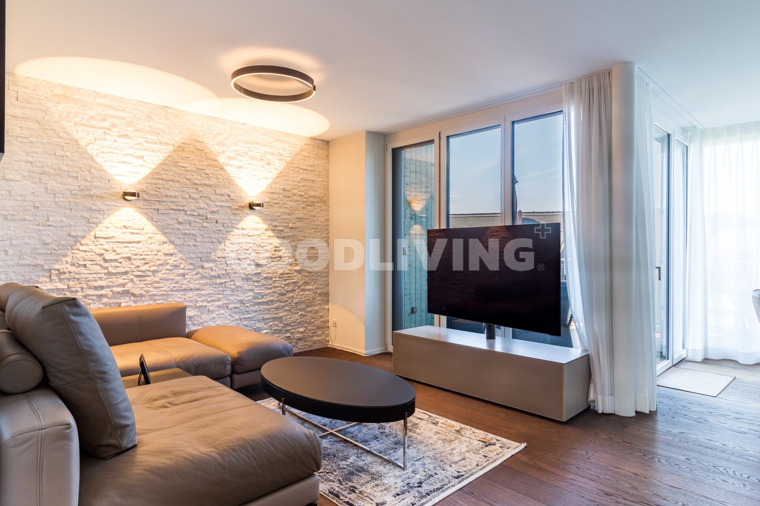 Modernes Wohnen mit Atmosphäre -  Bild 1