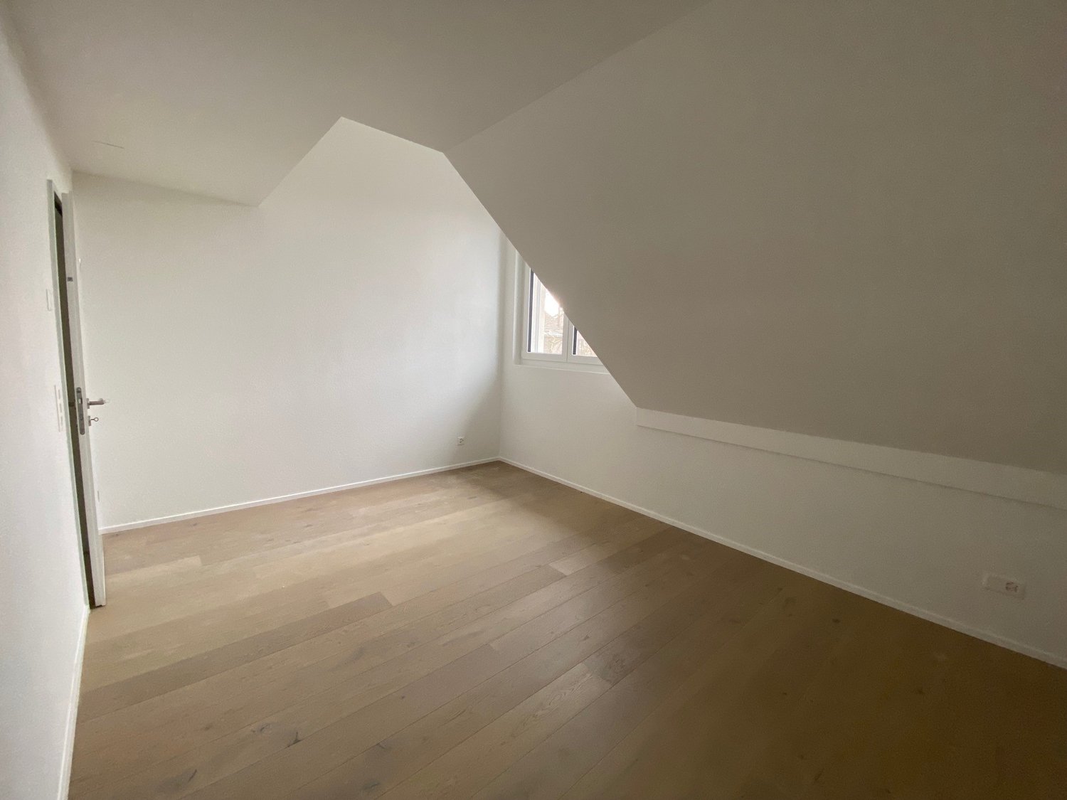 Tag der offenen Tür der charmanten 4.5-Zimmerwohnung mit leichten Dachschrägen - Zimmer 1