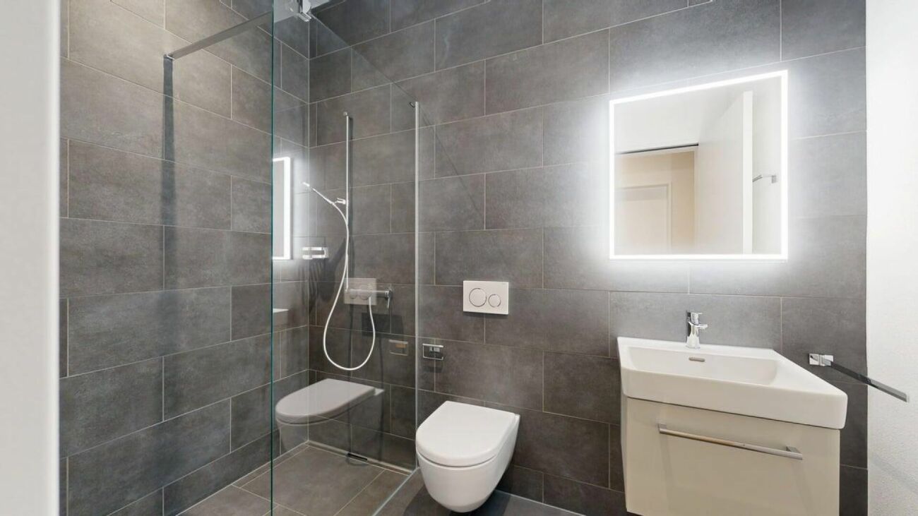 Exklusive 5.5-Zimmer-Gartenwohnung an bester Lage - Bad mit Dusche/WC