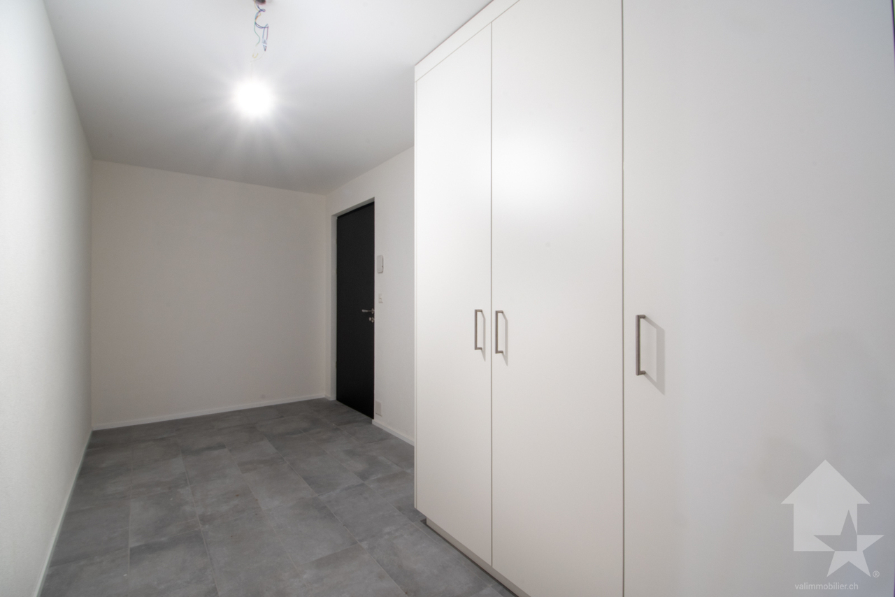 Val-d'Illiez, 4.5 pièces neuf dans l'immeuble la Rocaille - Hall avec armoires murales