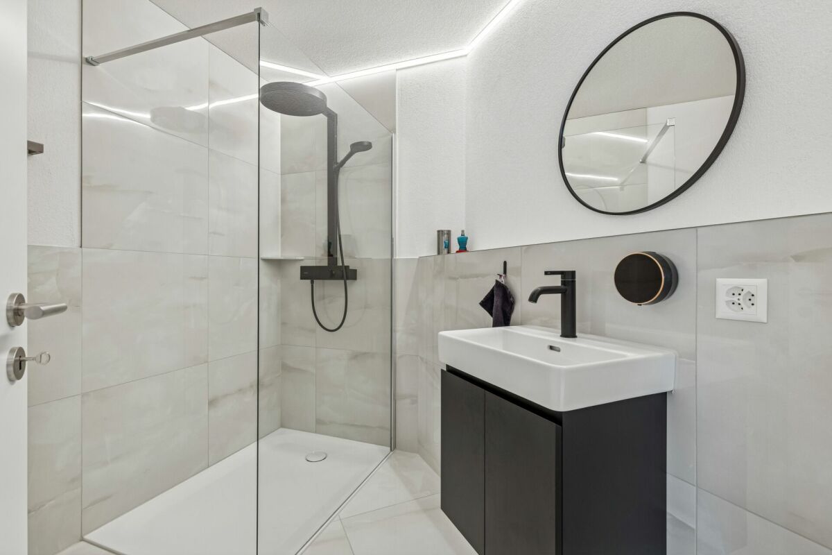 Moderne 5.5-Zimmer-Etagenwohnung mit Stil und Komfort - Badezimmer