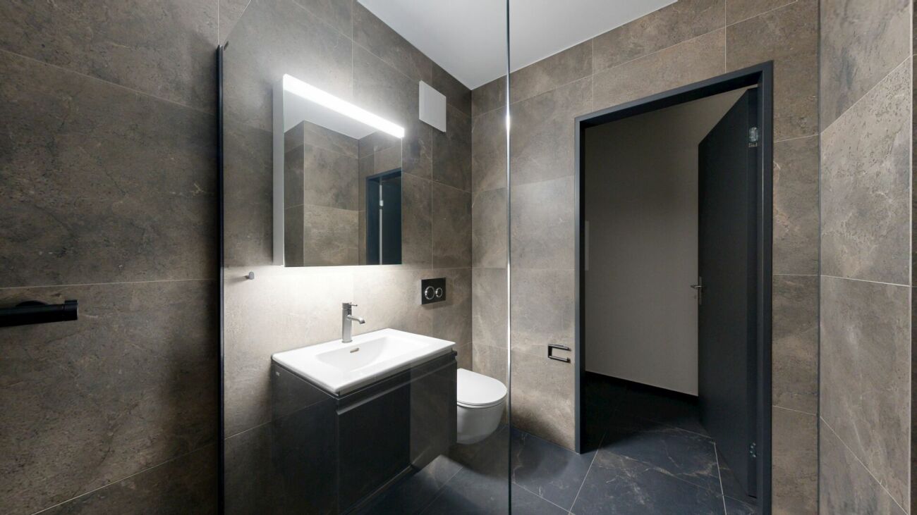 4.5 Gartenwohnung mit Blick auf die Aare - WC/Dusche