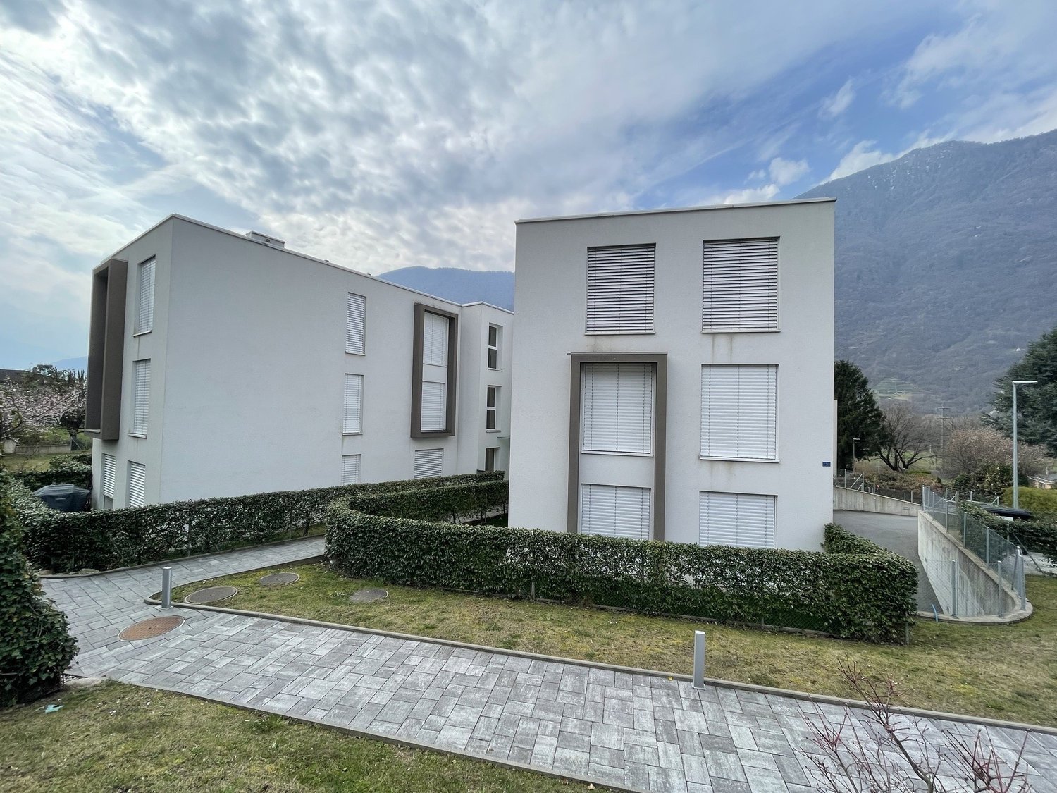 MODERNO ED AMPIO APPARTAMENTO 2.5 CON DUE POSTEGGI INTERNI - Bild 3