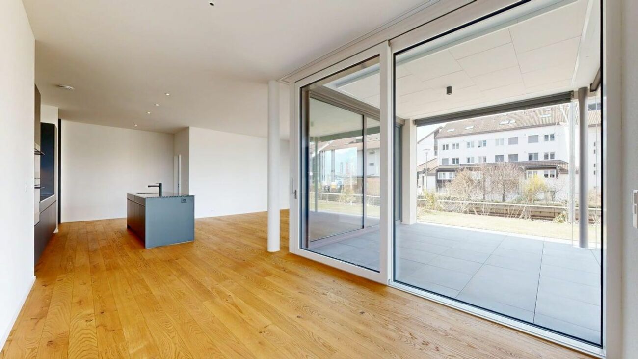 Exklusive 5.5-Zimmer-Gartenwohnung an bester Lage - Gartensitzplatz von Innen