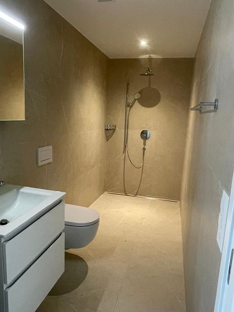 Tag der offenen Tür der charmanten 4.5-Zimmerwohnung mit leichten Dachschrägen - Badezimmer