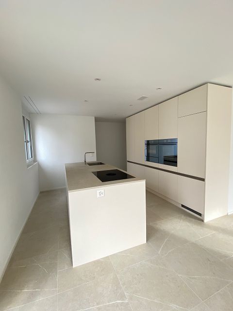 Tag der offenen Tür der modernen 4.5-Zimmerwohnung mit zwei grosszügigen Balkonen - Küche