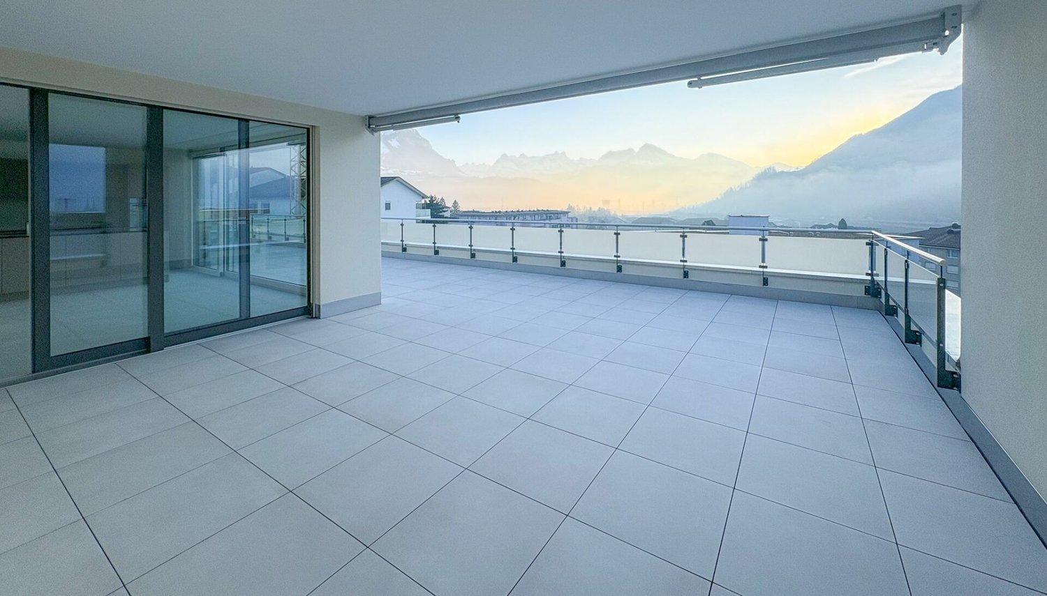 Exklusive 5.5-Zimmer-Attikawohnung mit direktem Liftzugang, See- & Bergsicht - Bild 3