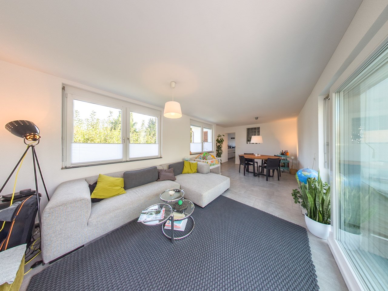 Altbau trifft Neubau: 4.5-Zimmer-Wohnung in Kreuzlingen mit Balkon und Parkplatz - Wohnzimmer