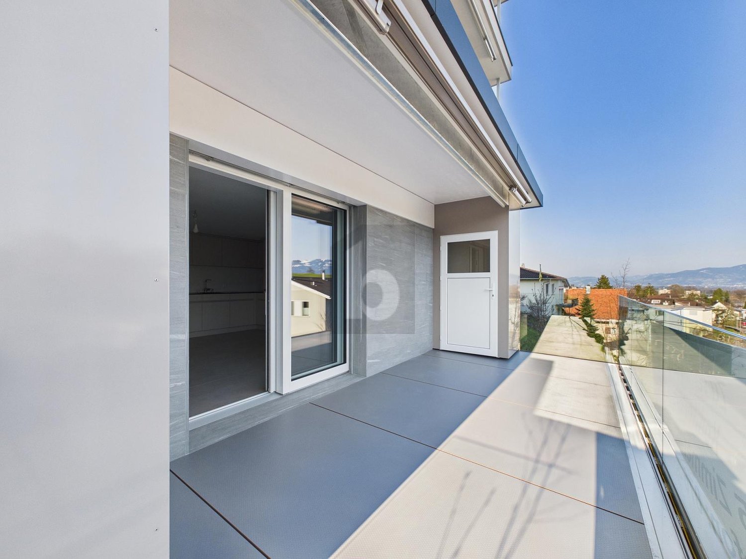 NEUWERTIG UND SONNIG - Bild 1