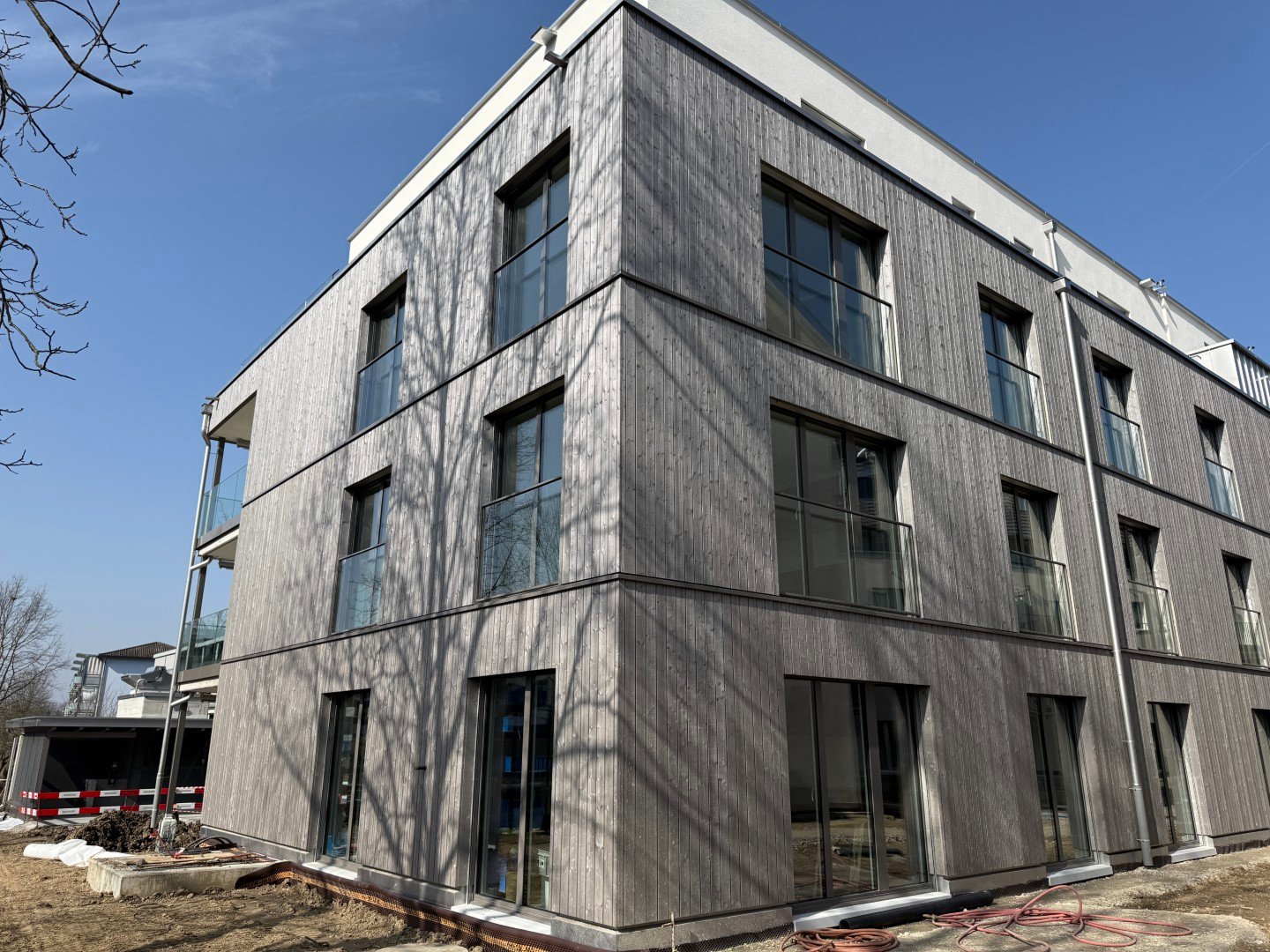 grosszügige 3.5 Zimmer-Neubau-Wohnung - Aussenansicht BAU