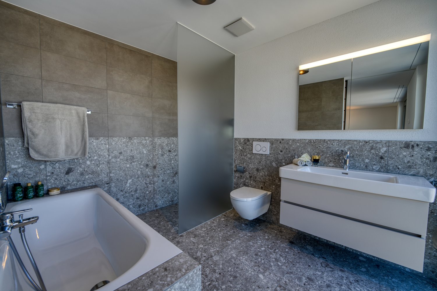 Neues Mehrfamilienhaus mit sieben Wohneinheiten im Rontal - D11.7 | 4.5-Zimmer Attikawohnung | Badezimmer en-suite mit mineralischer Materialität