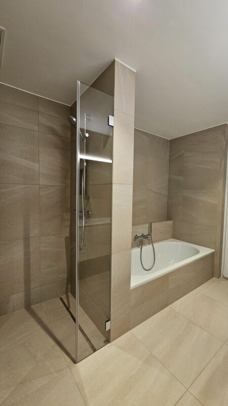 ERSTVERMIETUNG - Wohnen am ehemaligen Weinrebenhang in Stäfa - Badezimmer mit Dusche und Wanne