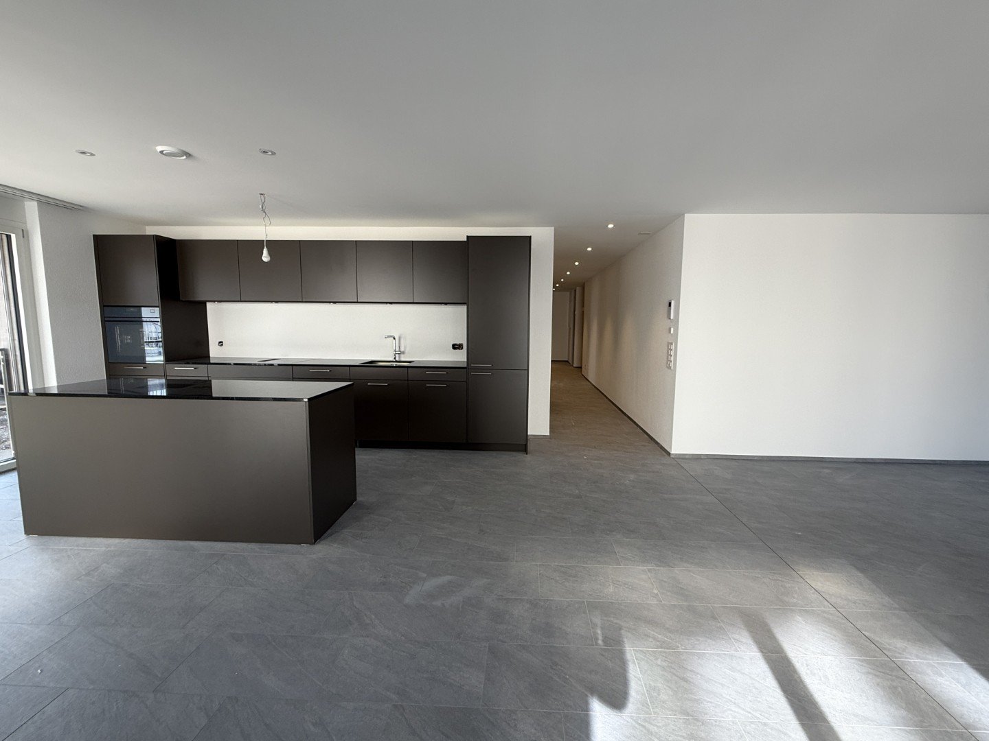 grosszügige 3.5 Zimmer-Neubau-Wohnung - Küche Essbereich Korridor