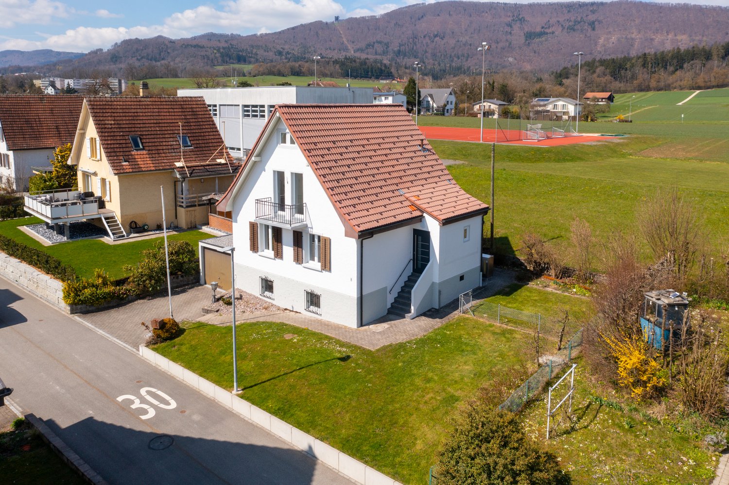 6-Zimmer-Einfamilienhaus mit Garten und Garage in Winznau -  Bild 1