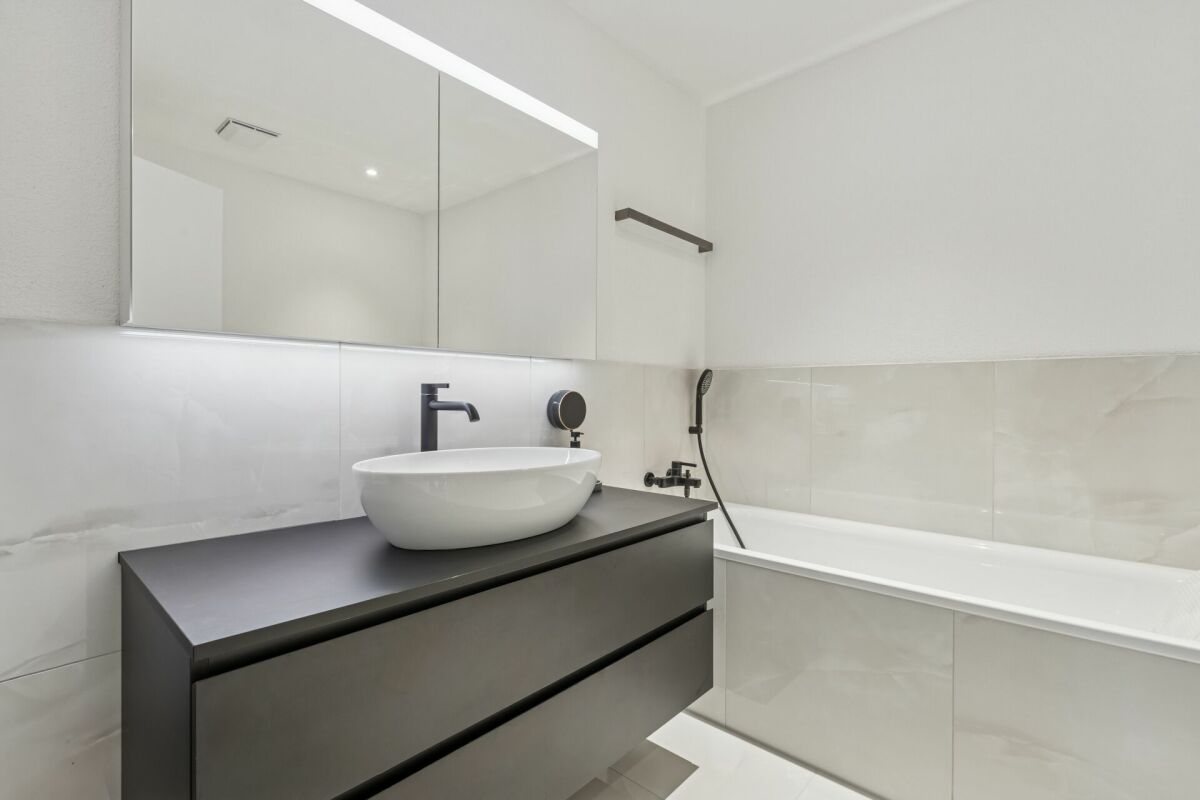 Moderne 5.5-Zimmer-Etagenwohnung mit Stil und Komfort - Badezimmer