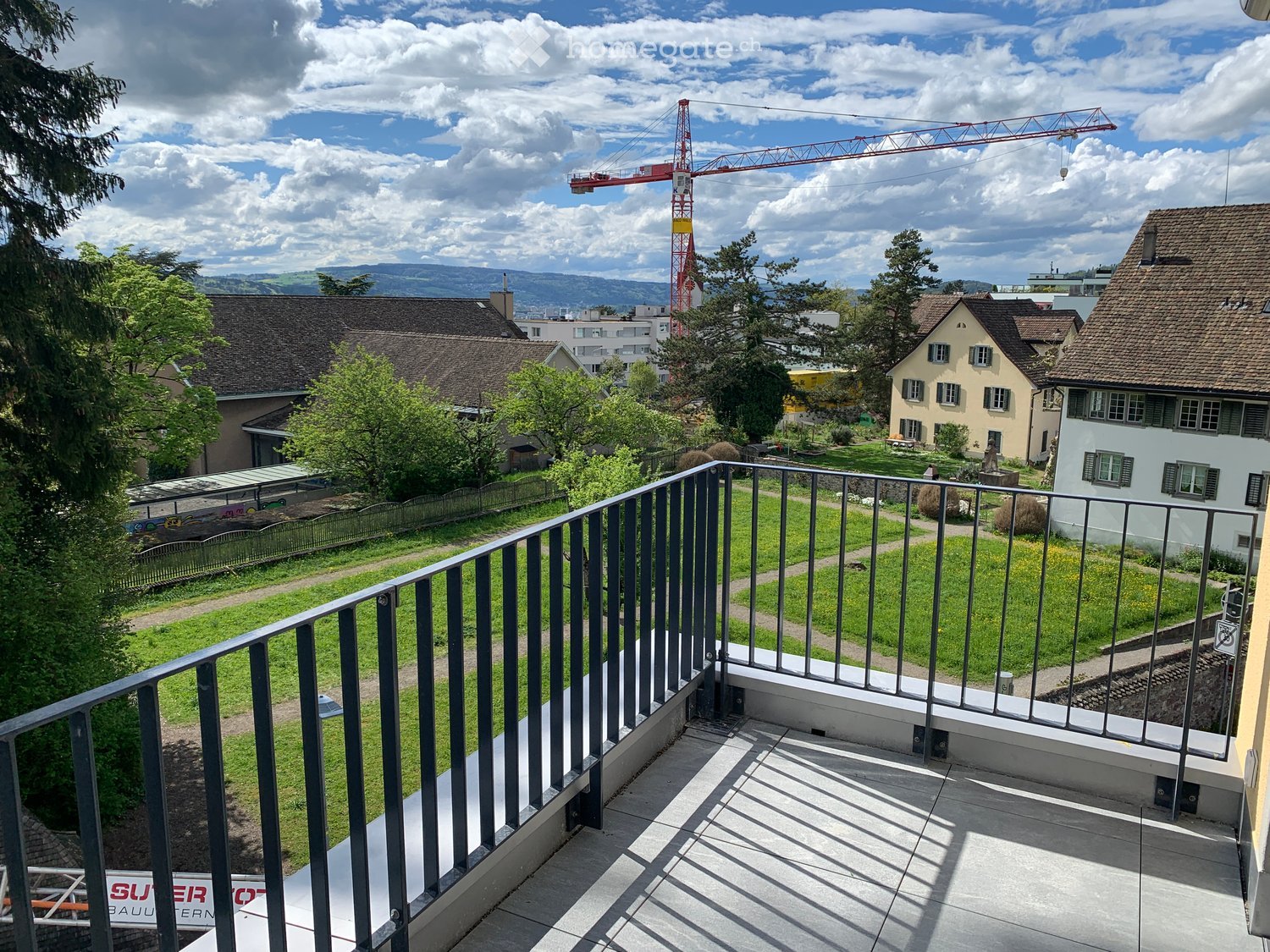 2 TAGE DER OFFENEN TÜRE !! CHARMANTE 2.5-ZIMMER ATTIKAWOHNUNG - 4 TERRASSEN – ZENRTAL IN HÖNGG - Bild 1