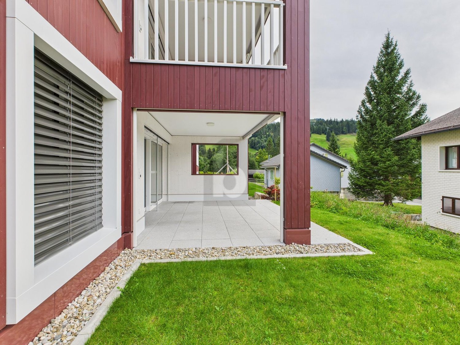 PREISHIT! MIT SONNIGER TERRASSE UND EIGENEM GARTEN -  Bild 1