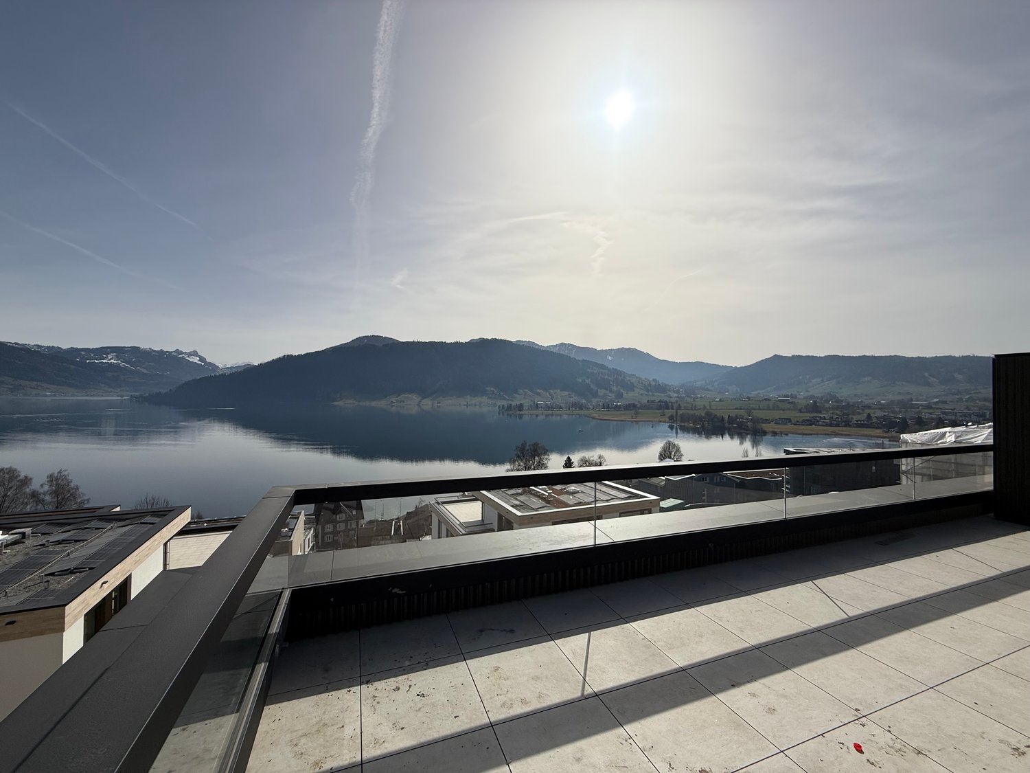 Exklusive Attika-Wohnung mit 111m2 Terrasse - Neubau 2026 in Oberägeri - Bild 1