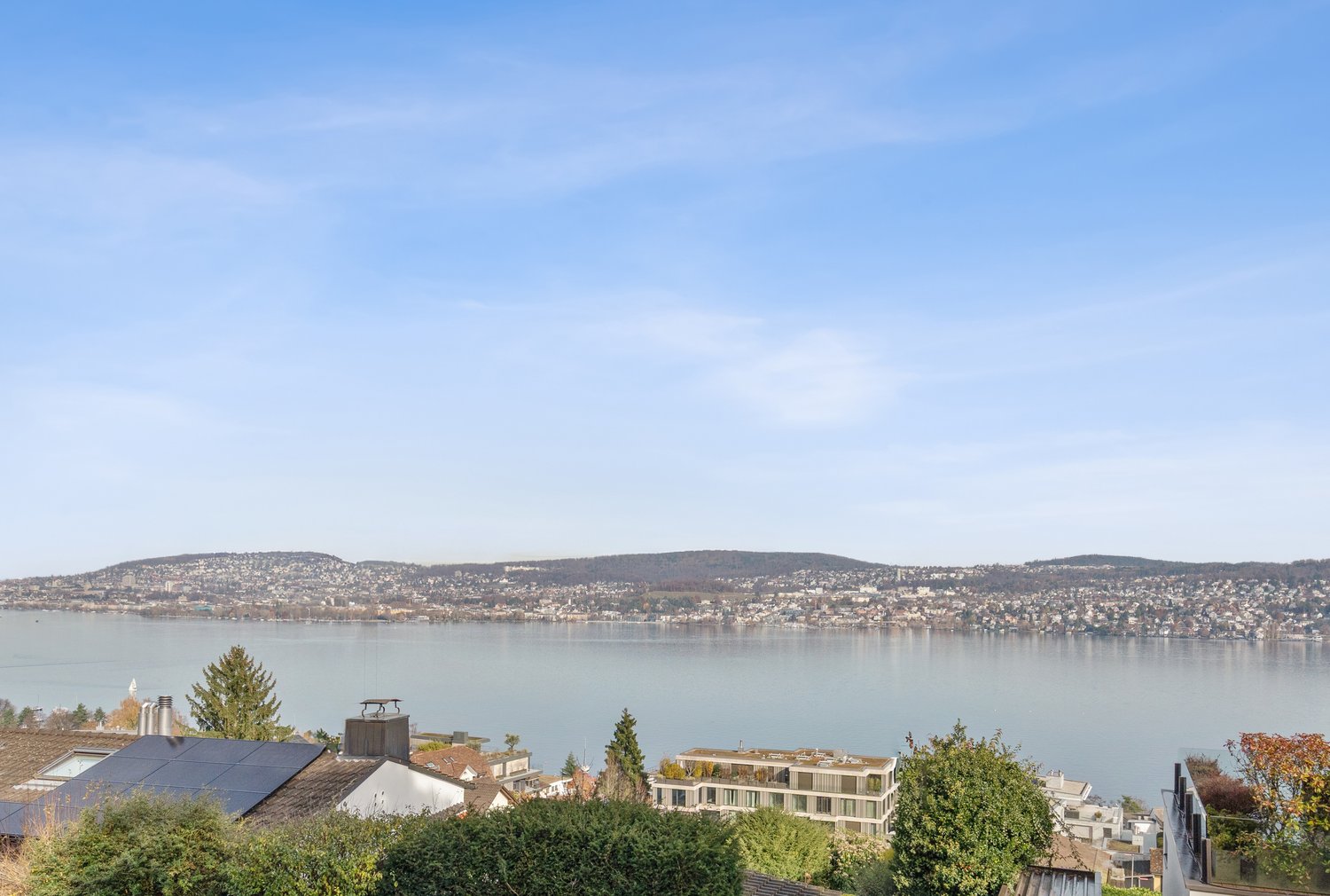 Einfamilienhaus mit hervorragender Weitsicht über den Zürichsee - Bild 1