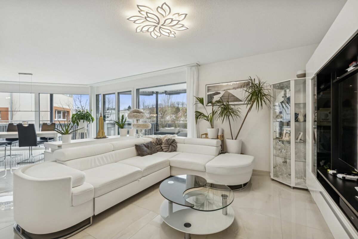 Moderne 5.5-Zimmer-Etagenwohnung mit Stil und Komfort - Wohnbereich